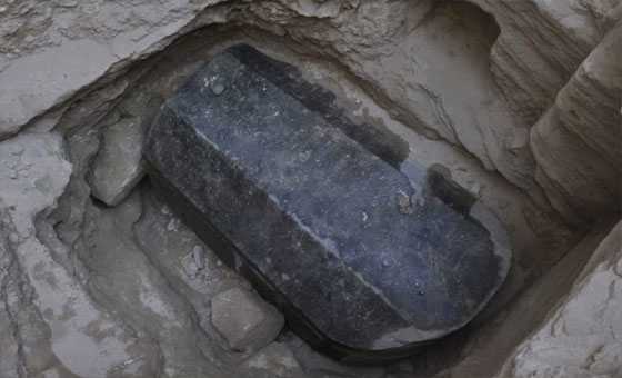 древний саркофаг из базальта